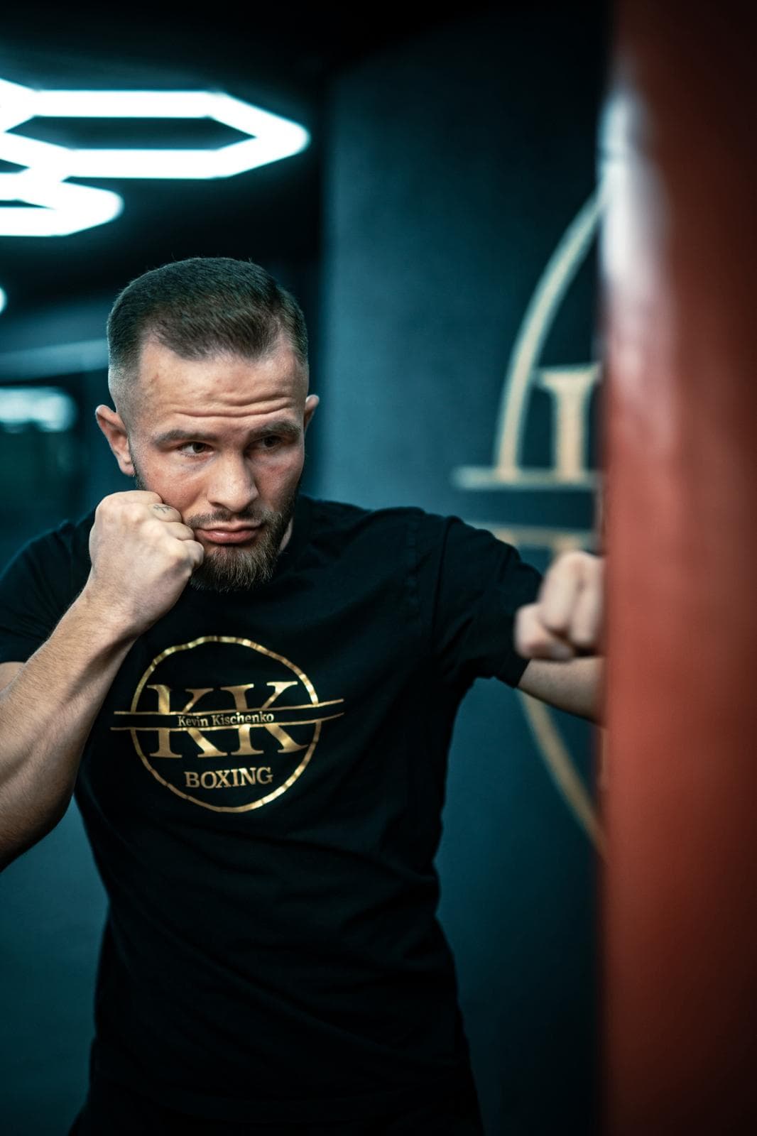 Kevin Kischenko in Guard-Haltung — aktiver Profi-Boxer und Trainer bei KK Boxing Villingen-Schwenningen